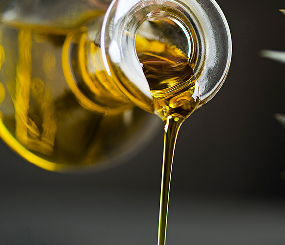 Olivenöl fließt aus Krug